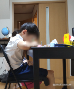 子供が普通の椅子に座っている